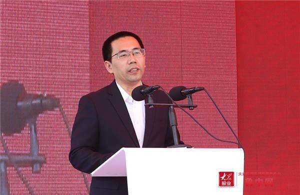 周村区委副书记,区长李德刚介绍集中签约项目情况.