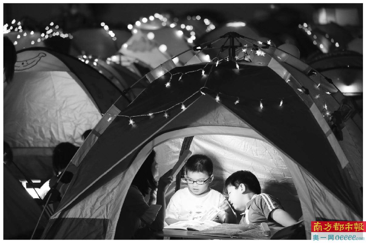 满天星光之下，在帐篷中阅读