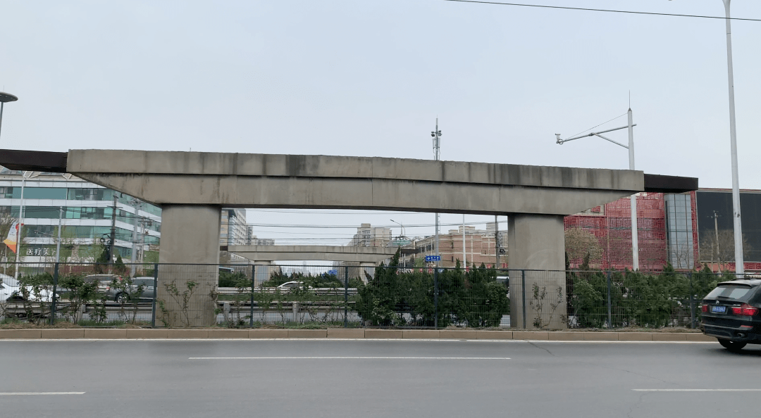北京西四环主路边上有座烂尾桥孤零零守候20年桥墩开始掉渣