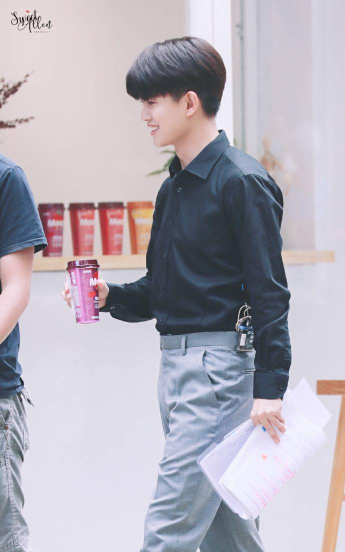 任嘉伦街头路透分享 高冷的是顾川,又关我甜串串子什么事?