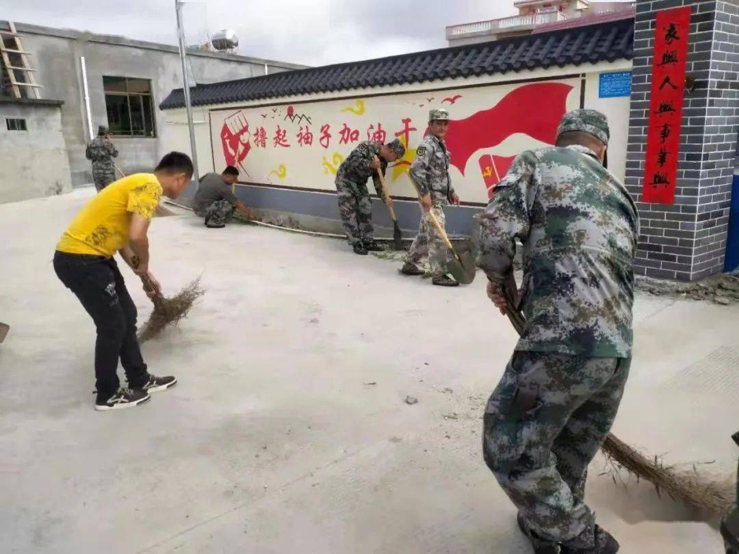 陵水民兵开展助力乡村振兴活动
