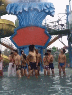 搞笑GIF：兄弟，你不能冲动，对手有家伙！
                
                 
