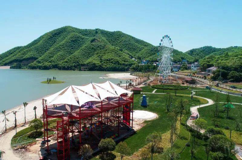 云端上的玻璃滑道漂流,"安吉小三亚"阳光沙滩水上乐园户外一日游_活动