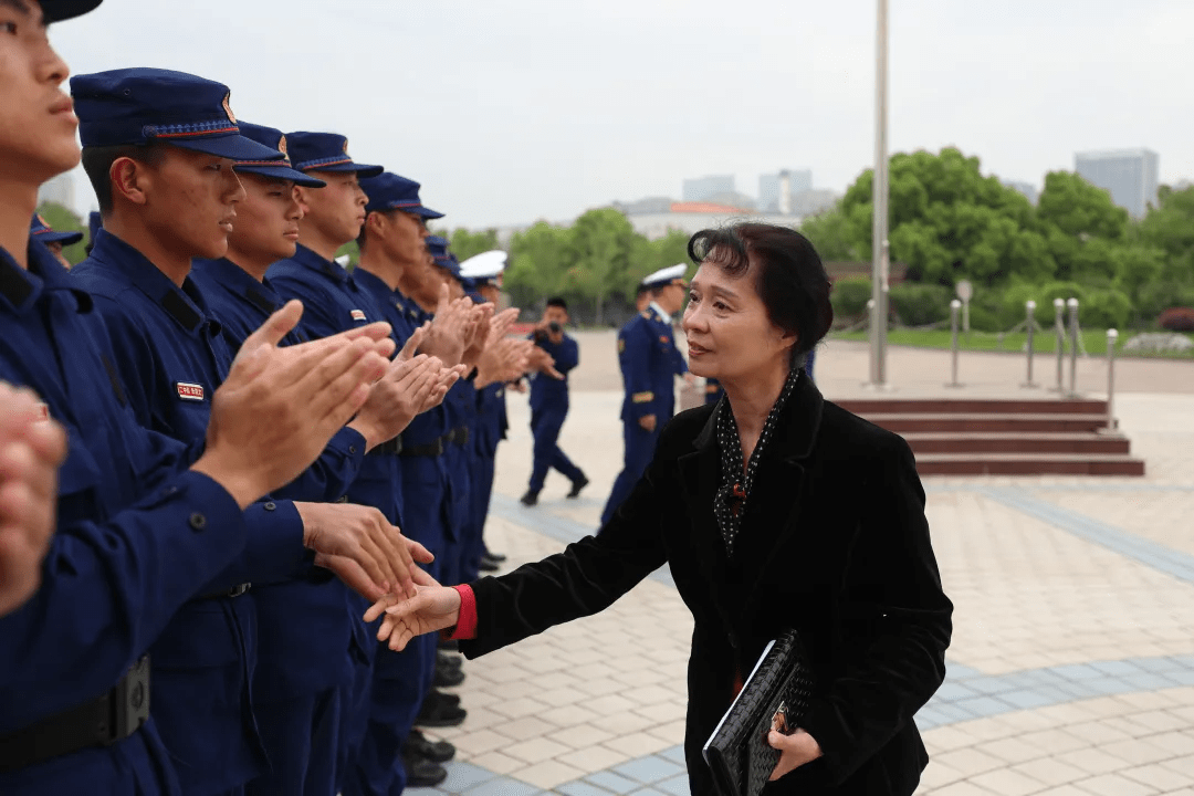 你好管妈妈这位英雄母亲的事迹感动了无数消防员