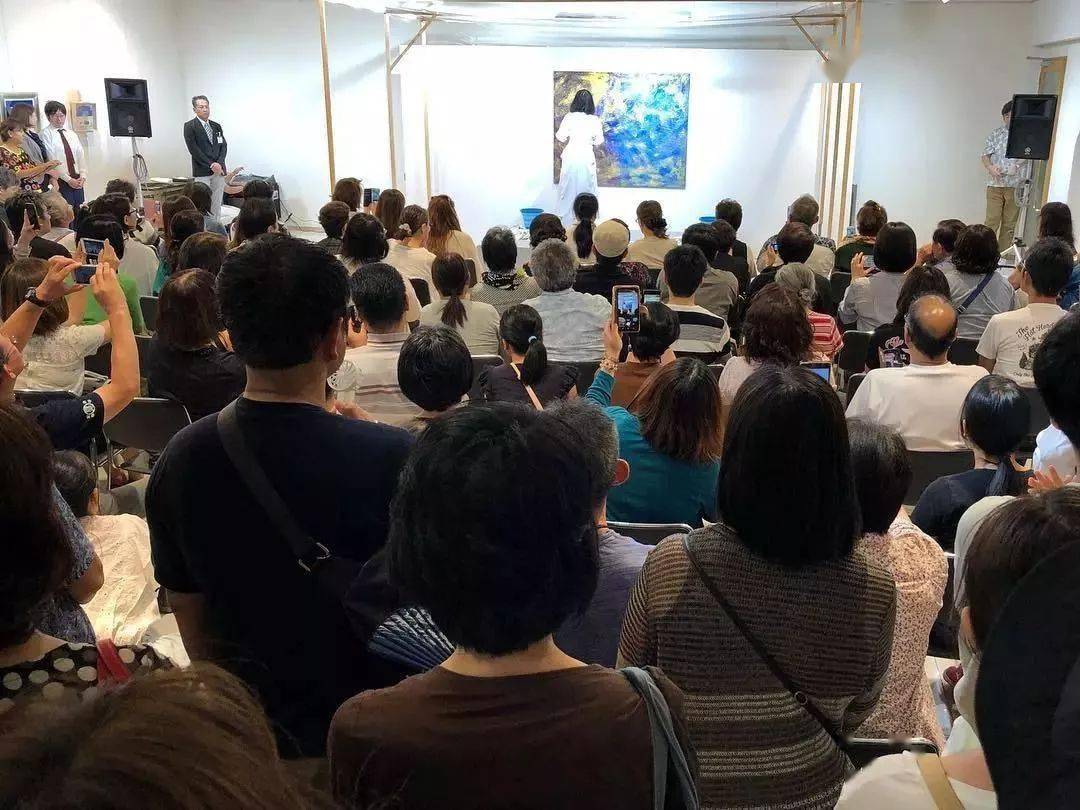 “狂野少女”绘画堪比毕加索,8亿人看她作画,作品震惊整个国际画坛