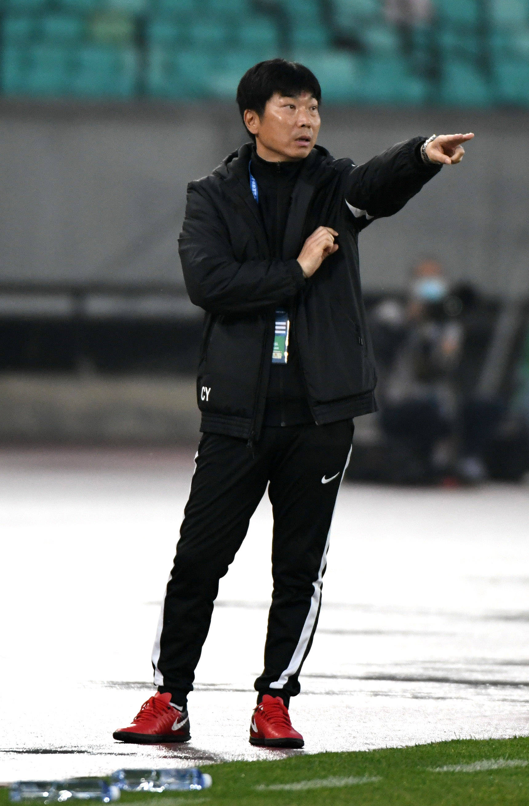 4月22日,长春亚泰队主教练陈洋在场边指挥.