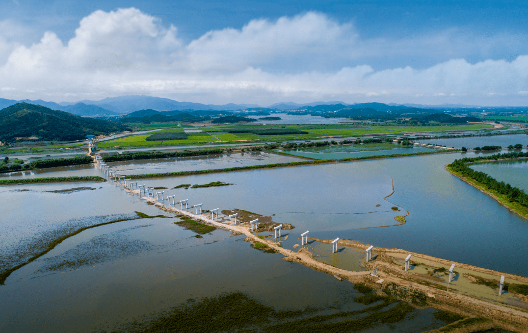 罗湖大桥横跨嬉子湖两岸,北可抵达桐城周边乡镇,南至安庆宜秀区罗岭镇