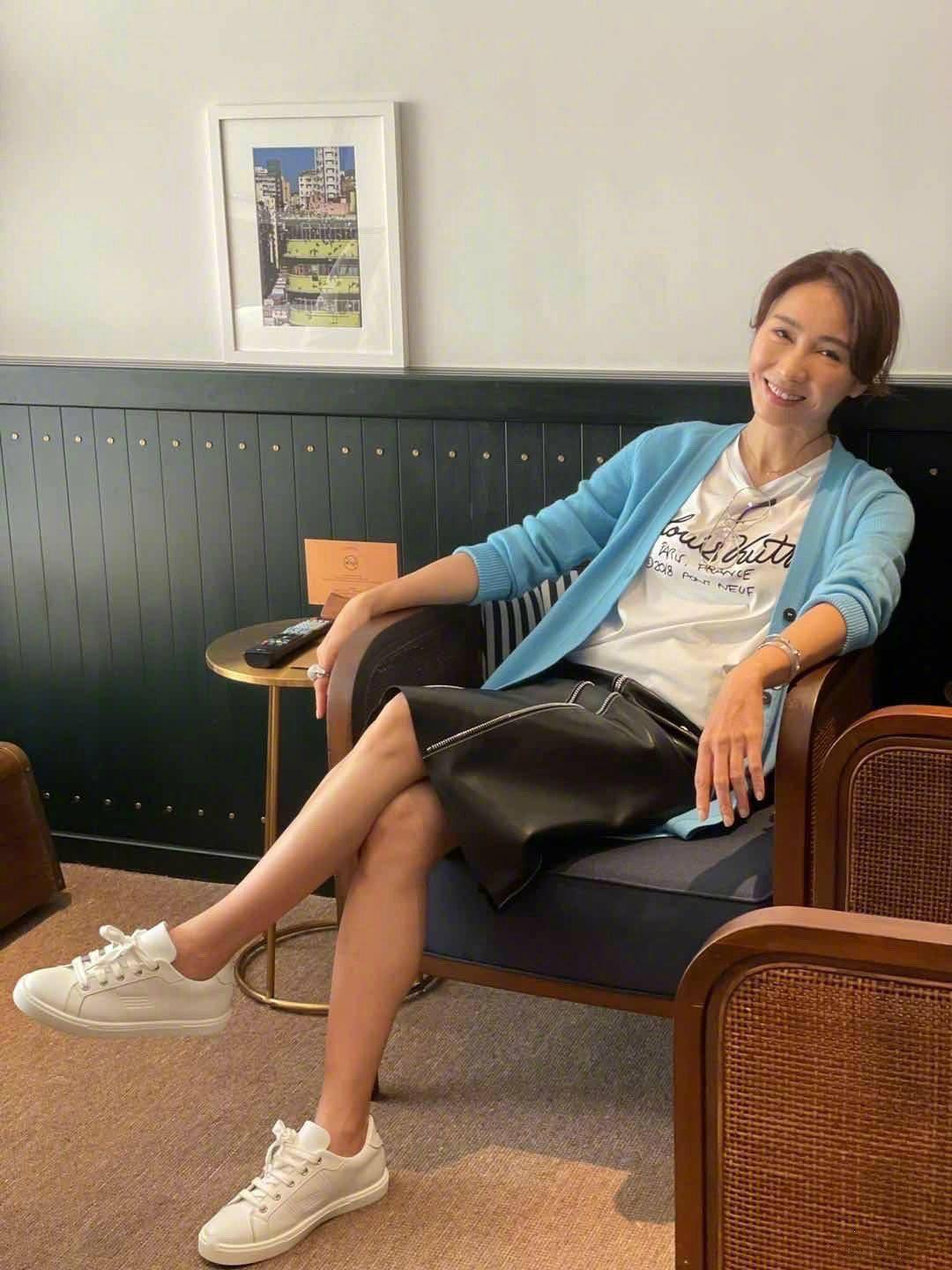 50岁黎姿气质依旧穿皮裙成熟大气上明下暗法素雅又减龄