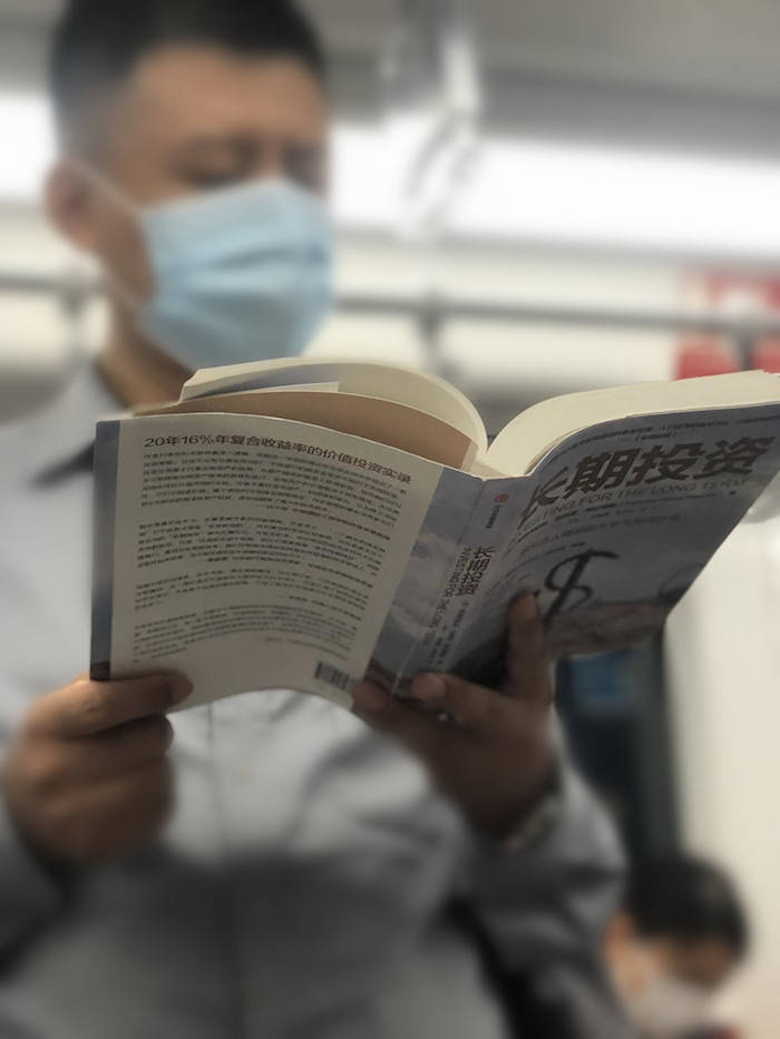 上海地铁上的读书人,最近一年在读什么?