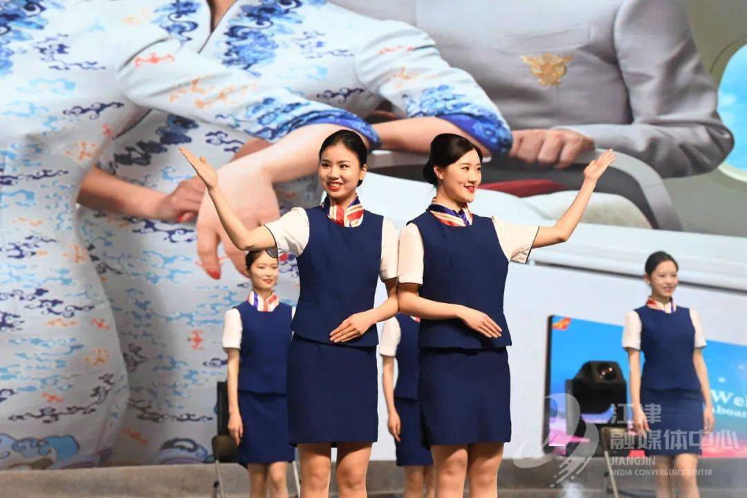 刷屏啦昨晚江津田家炳中学9万人围观