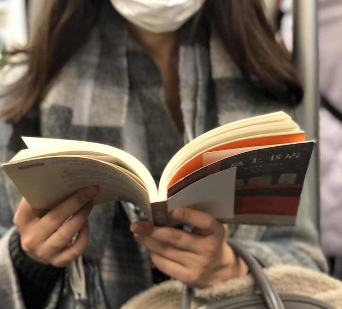 上海地铁上的读书人,最近一年在读什么?