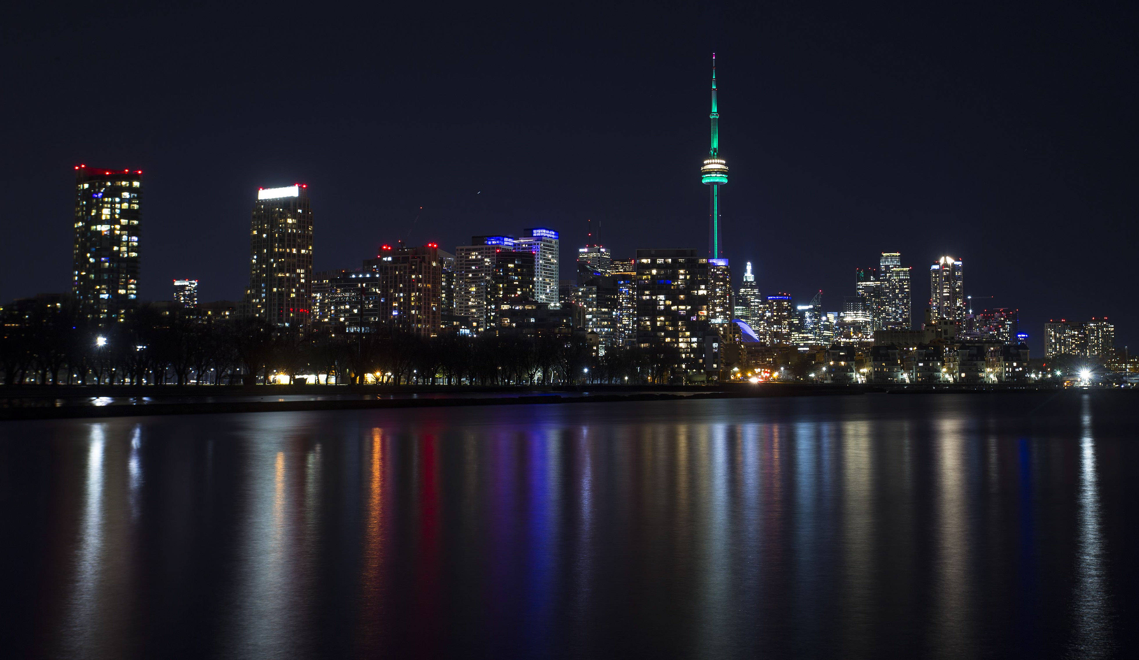 加拿大国家电视塔为"世界地球日"点亮绿灯