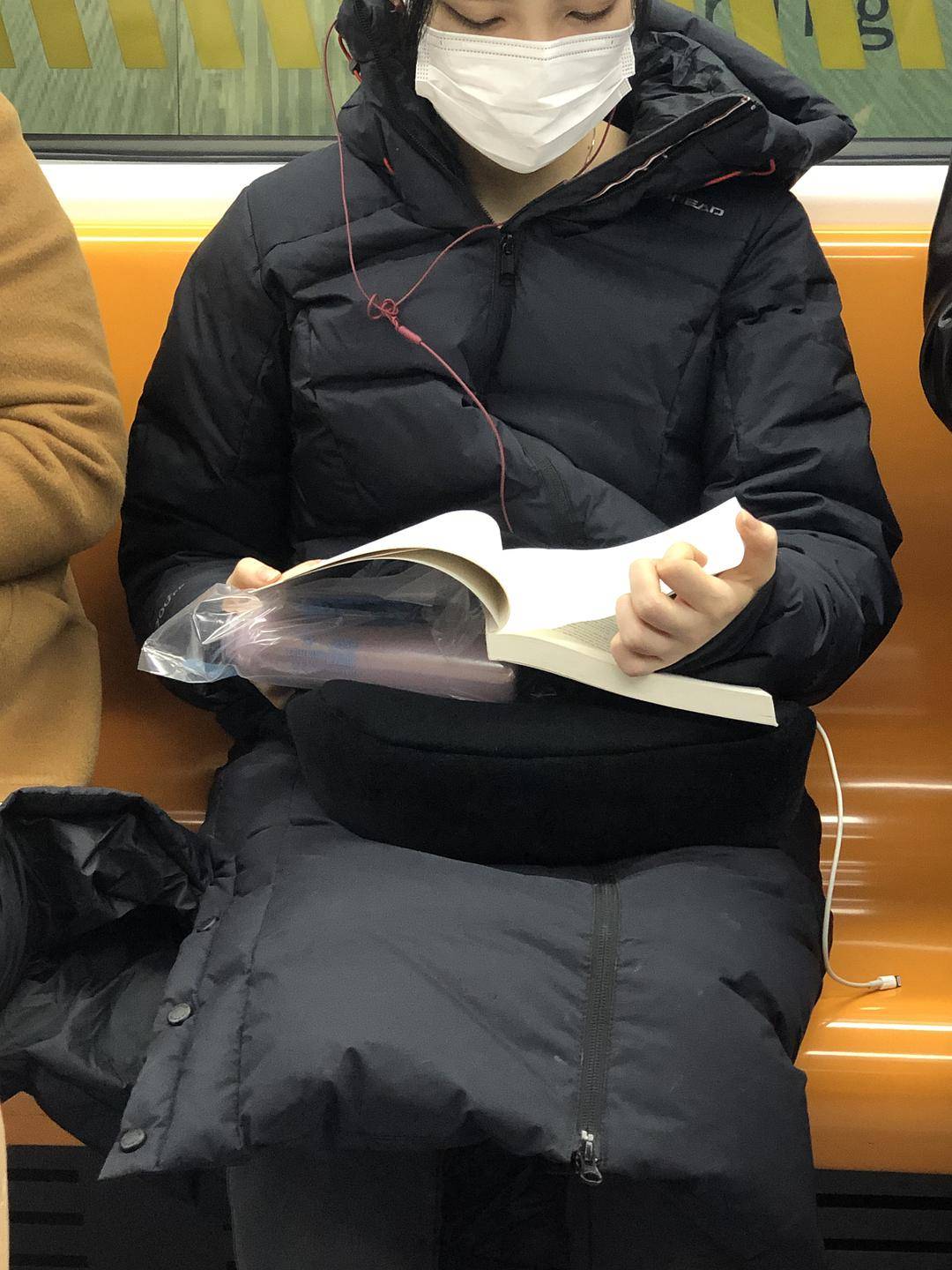 上海地铁上的读书人,最近一年在读什么?
