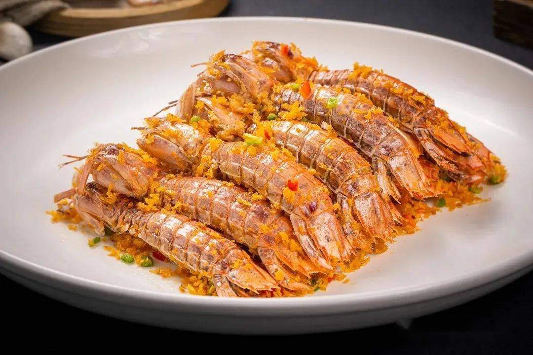 皮皮虾经过热油烹炸,虾肉鲜甜,汤汁麻辣鲜香.