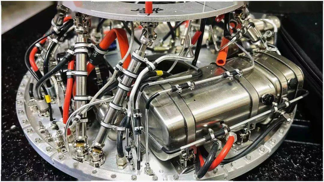 连奥迪都放弃内燃机了,这哥们却在家中造了一台18缸发动机
