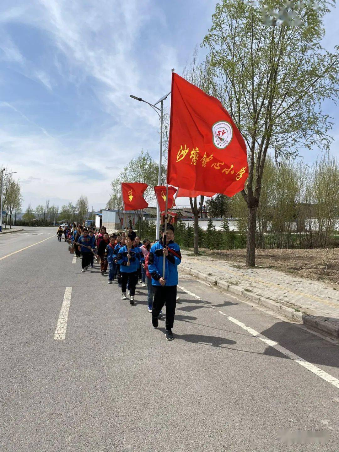 黨旗引領我成長昂首闊步跟黨走