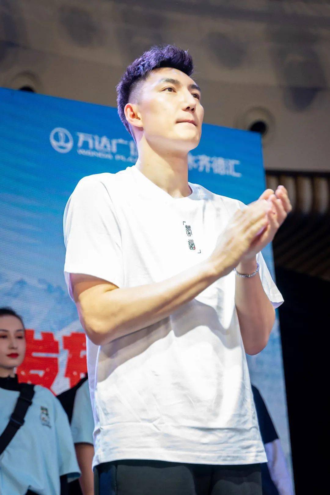 361°品牌代言人可兰白克·马坎领衔新疆少数民族的模特走秀此外,361