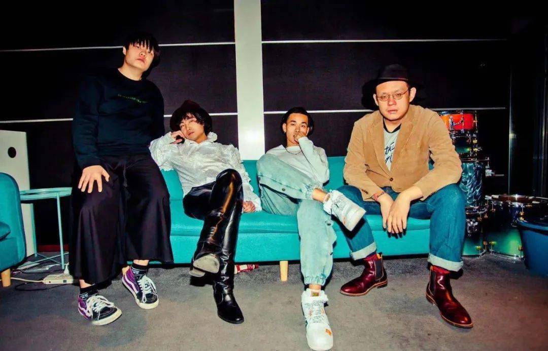 白日梦乐队的摇滚乐内核从未被时间冲淡,你依然能在整张专辑中强烈地