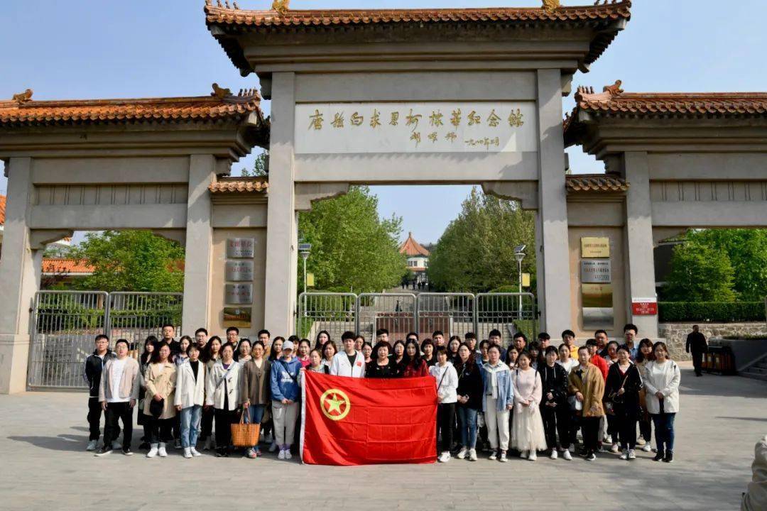 两位"白衣战士"的感人事迹和参观纪念馆里的历史照片,文物等,被白求恩
