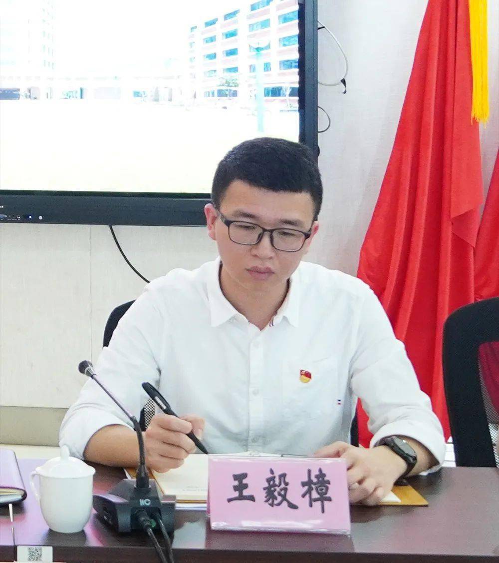 徐明杰同志饱含深情地回顾了在一中工作的经历.