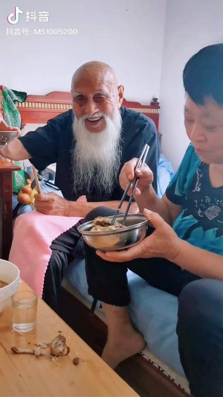 让你听听105岁酒仙爷爷喝酒的原声音简直太悦耳爱了爱了百岁老人酒仙