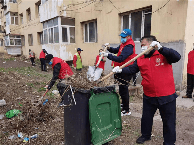 志願者們清理垃圾.阿城區委宣傳部 供圖