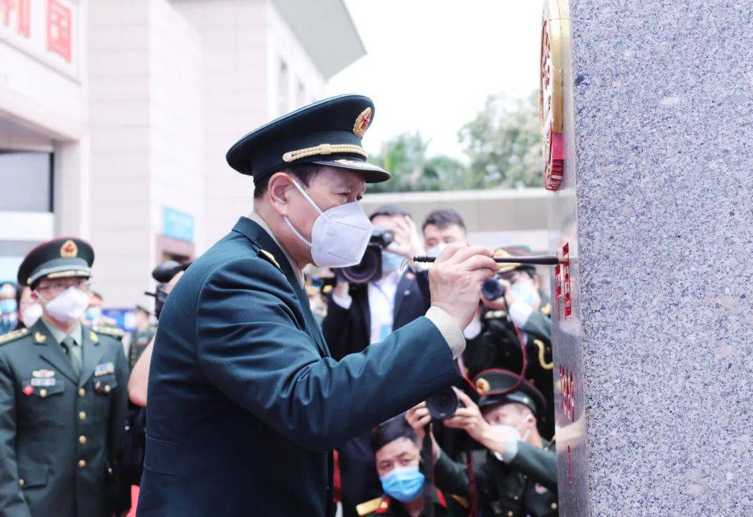 中越举行第六次边境国防友好交流活动,中越两国防长在界碑前合影_魏凤