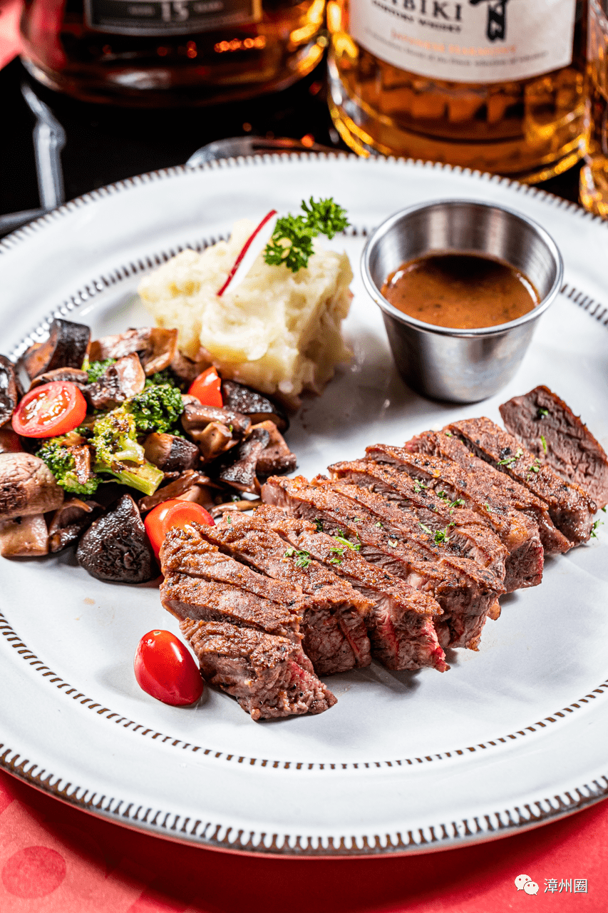 漳州潮人新地标边吃西餐边喝酒的美式餐吧带你进入赛博朋克的狂欢