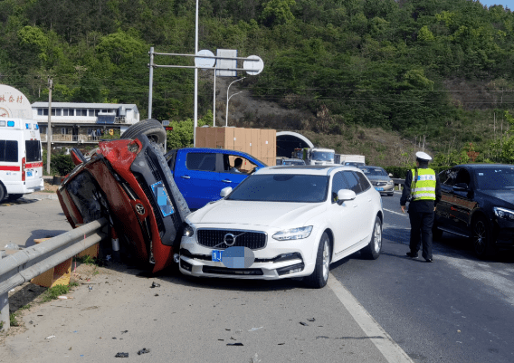突然变道撞翻车护栏直插驾驶室台州一女子多处受伤幸亏