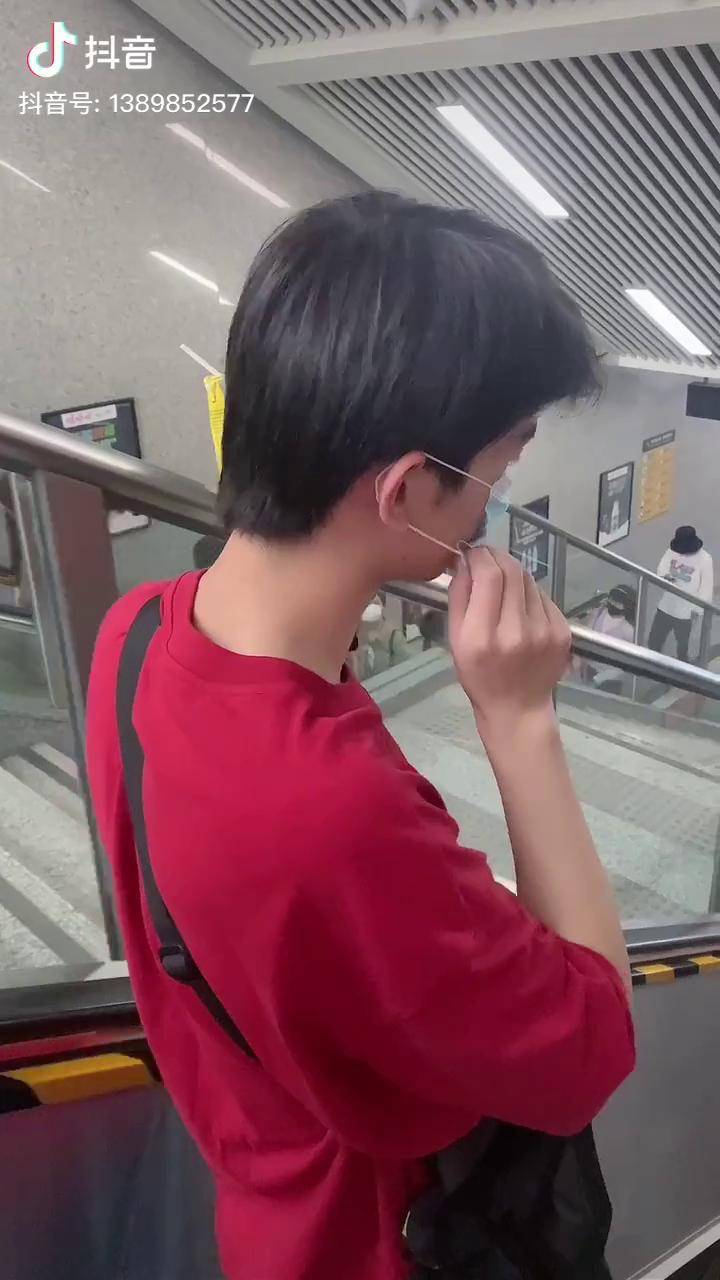 好看的人戴口罩就是在掩盖帅气地铁帅哥