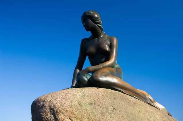 小美人鱼雕像是丹麦哥本哈根最有名,也最具吸引力的标志性雕塑