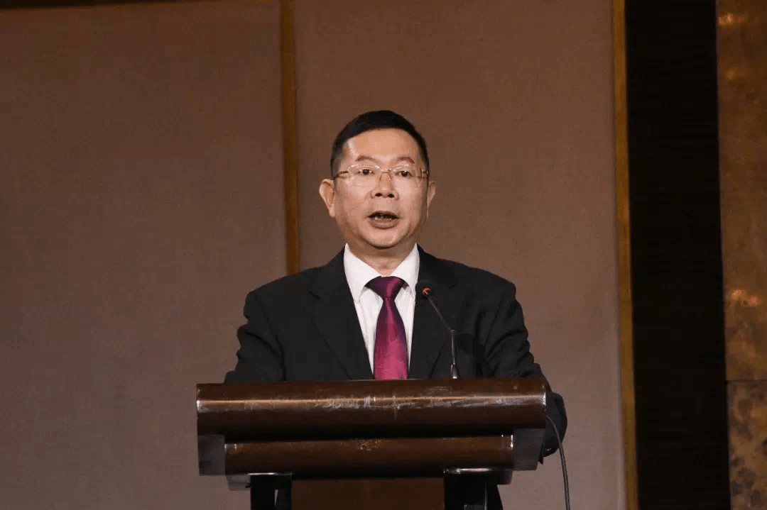 在"春暖花开·遇见北海"新闻发布会上,市委常委,宣传部部长刘伯贤蛳 