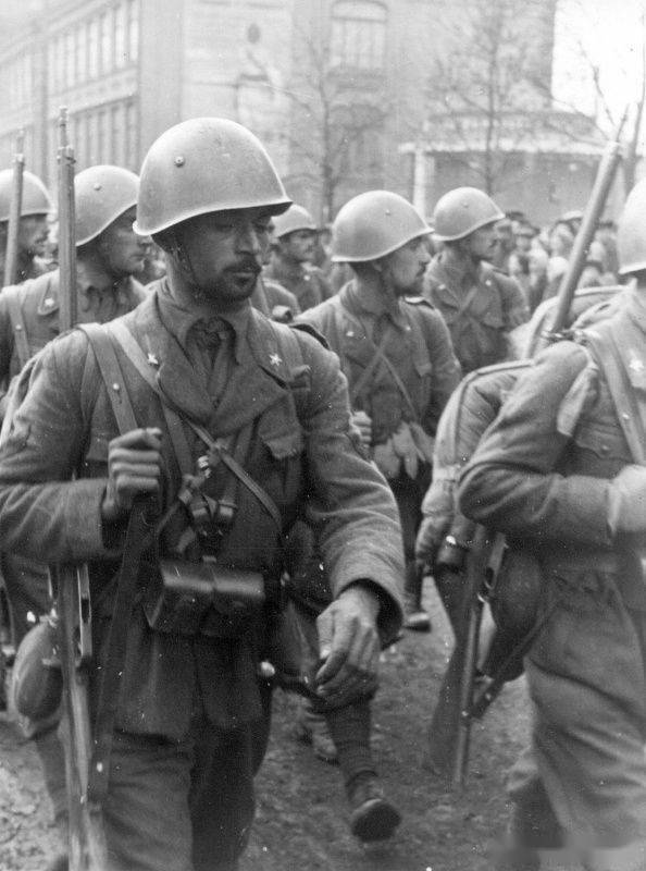 1943年,一支意军神枪手部队接受上级军官视察,他们都装备了m91/38型