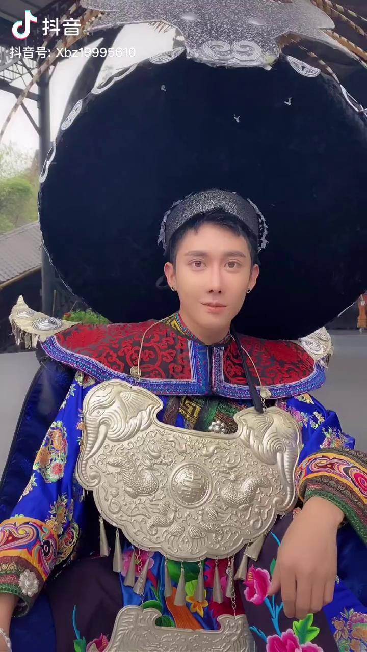 不要问我有多少苗服了除了苗王服我的纯手工苗服也没多少也就三十几套