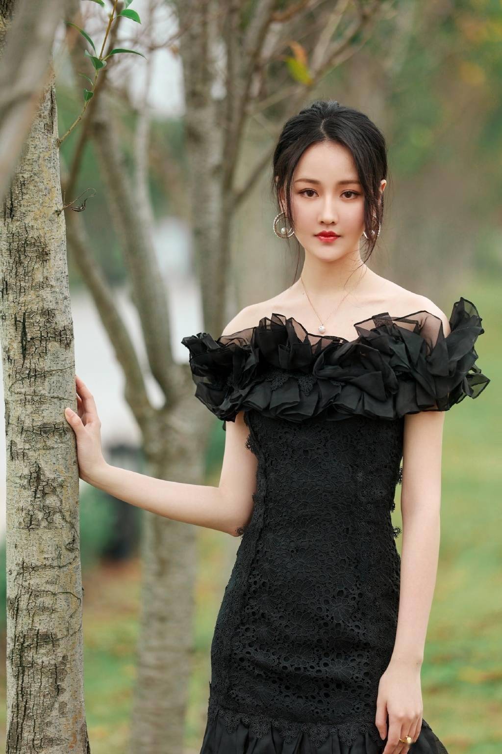 不过从长相和照片上说,黄馨瑶的整容感确实很强,但在戏里一动起来就又