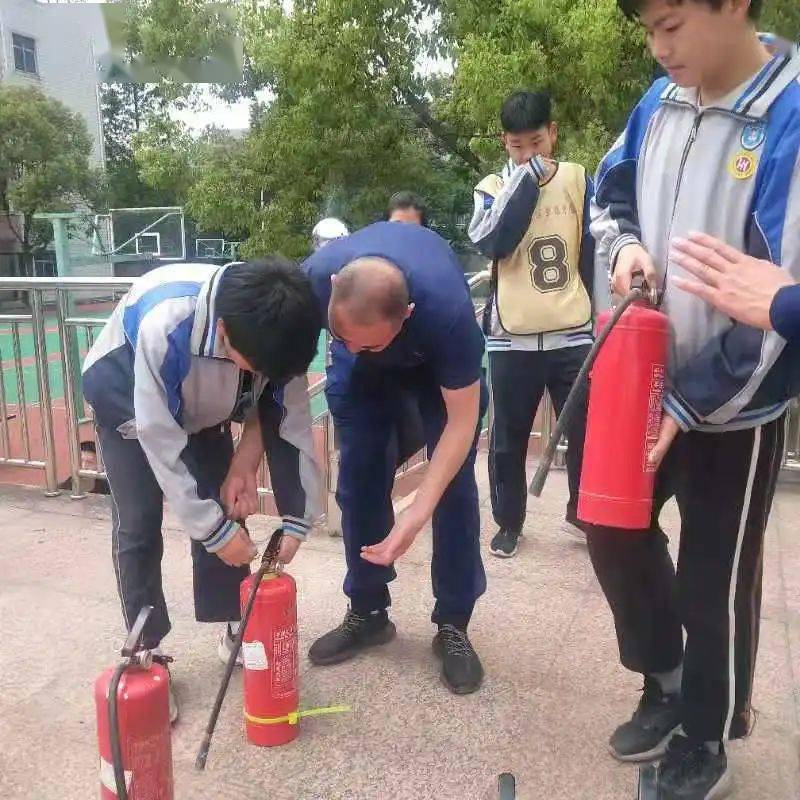 随着警报声响起,瞿溪华侨中学各教学楼消防疏散通道的消防演习烟雾弹