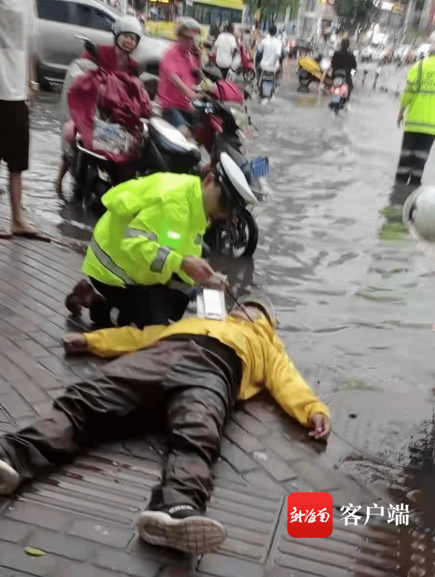 暴雨来袭，海口一外卖小哥突发急病倒在水中！危急时刻王论波 7964