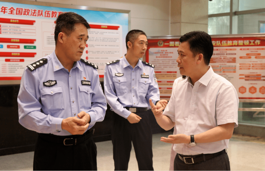 镇领导陈福坤,李道军,刘茂军首先来到大朗公安分局,查看了该分局教育