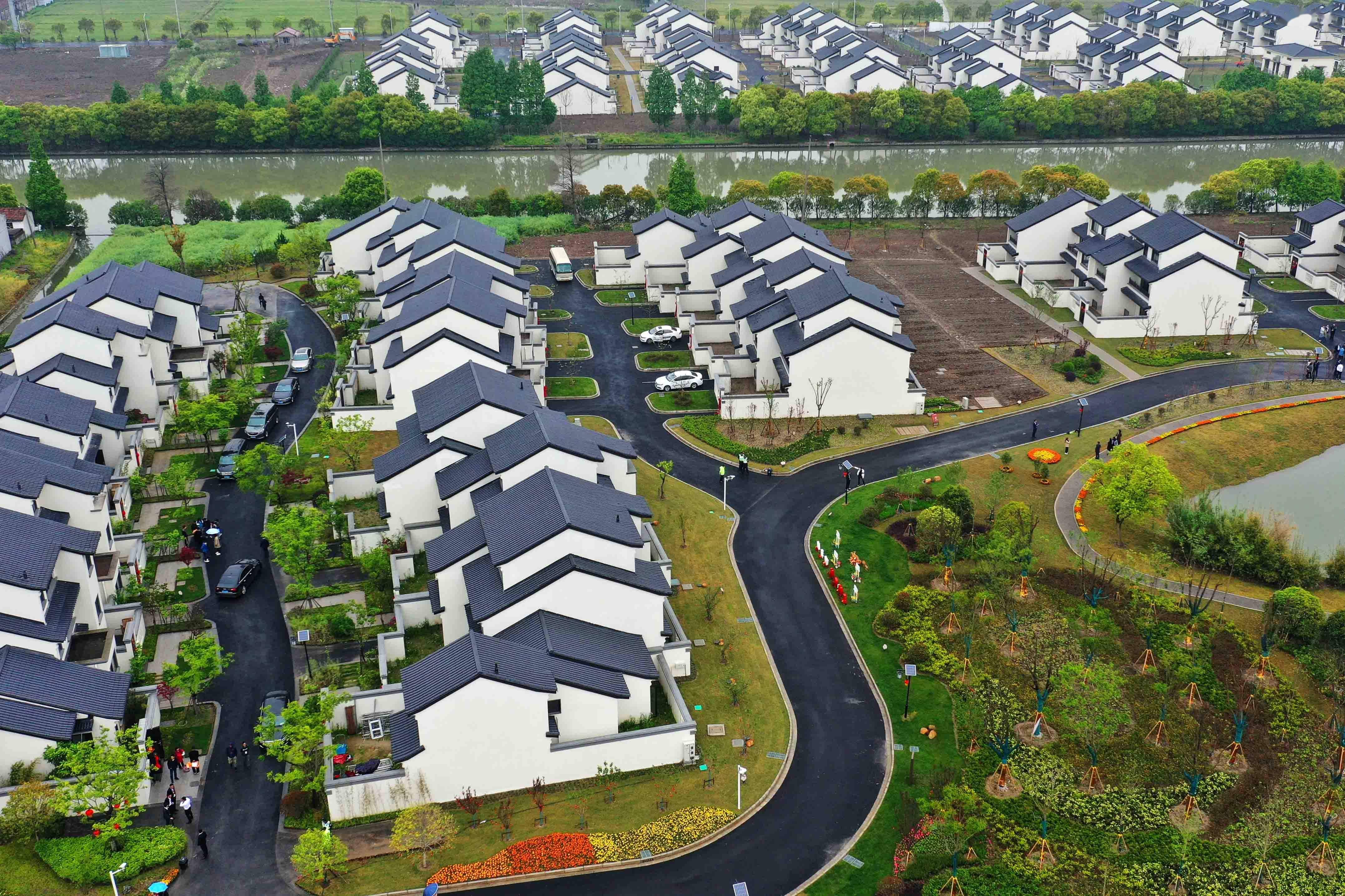 嘉定区"乡悦华亭"首批农民安置房今交房_农村