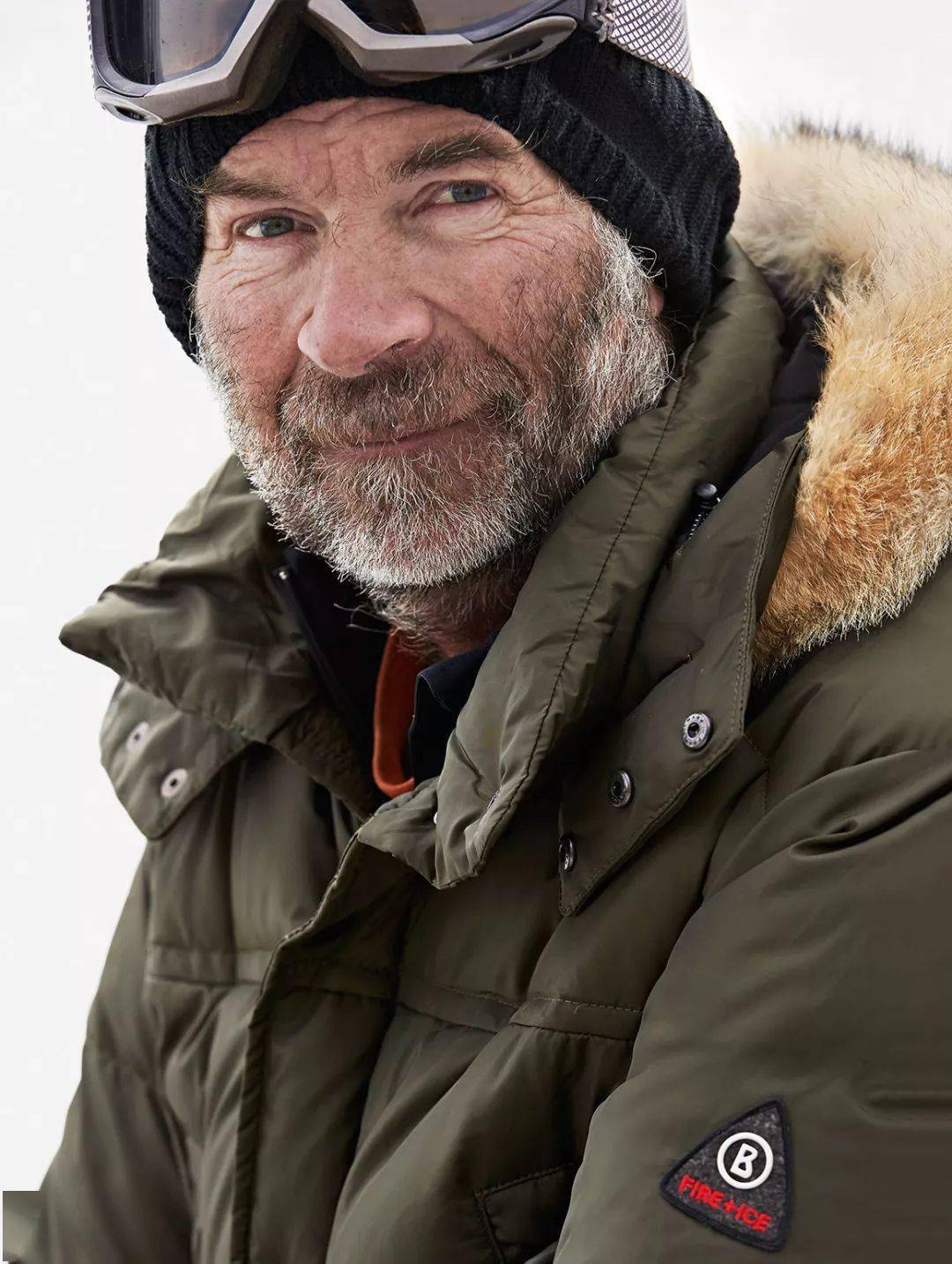 一天刚从山顶滑下来的 simon 望着山脚下正在法国滑雪胜地雷扎克度假