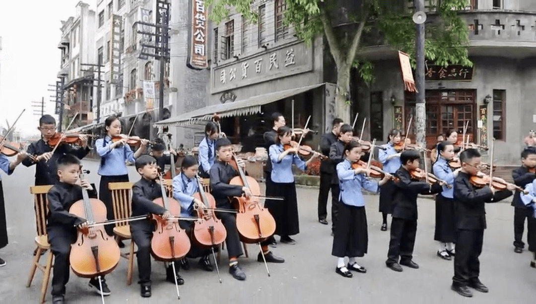 市民可在街头偶遇快闪表演