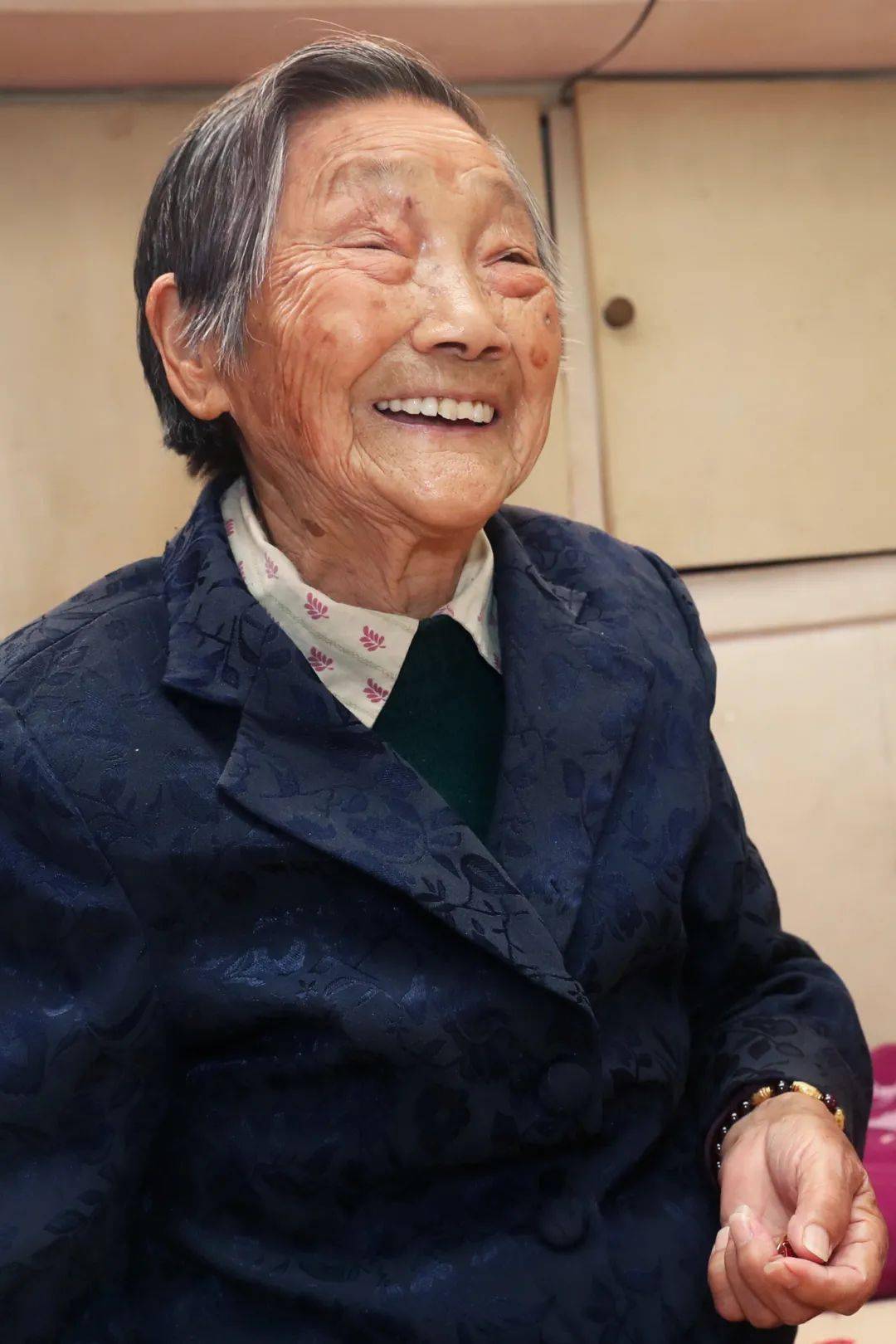 96岁阿婆乔迁新居,带走了这些"岁月见证"……_王招娣