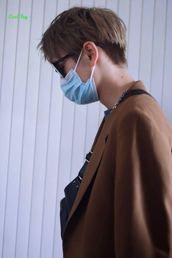 into1首次机场look全员墨镜口罩出道仅3天气场足