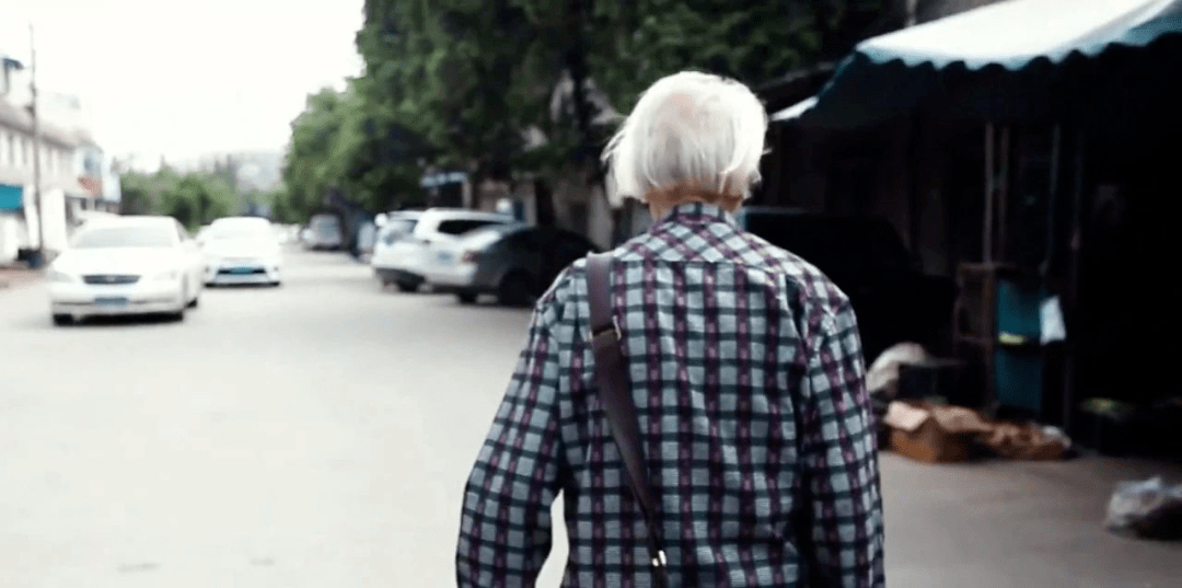 然而,王肃中子女们却认为这是件十分"丢人"的事,在得知父亲做人体模特