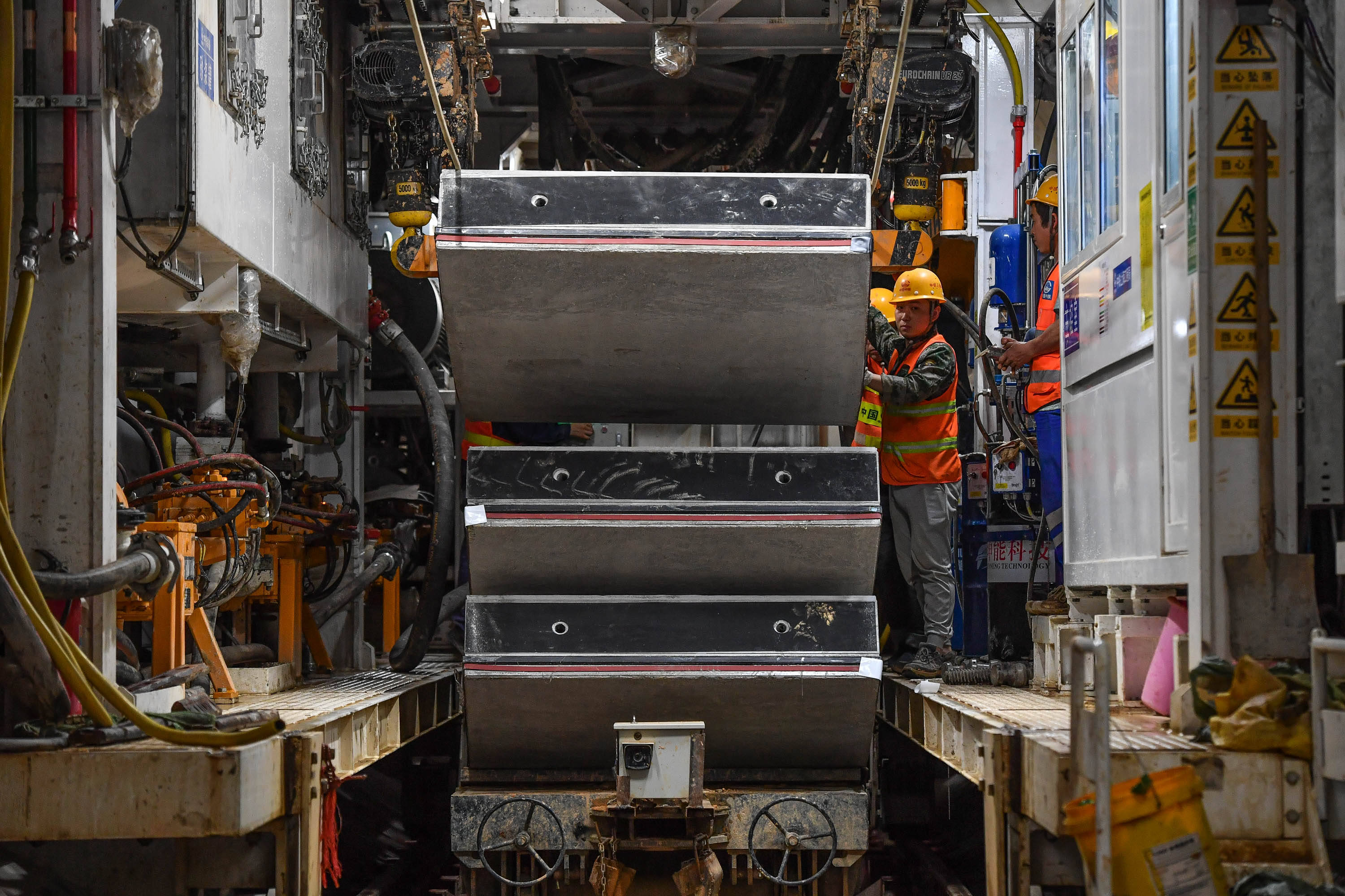 4月28日,施工人员在深圳地铁14号线共建管廊大纵坡隧道运输管片.