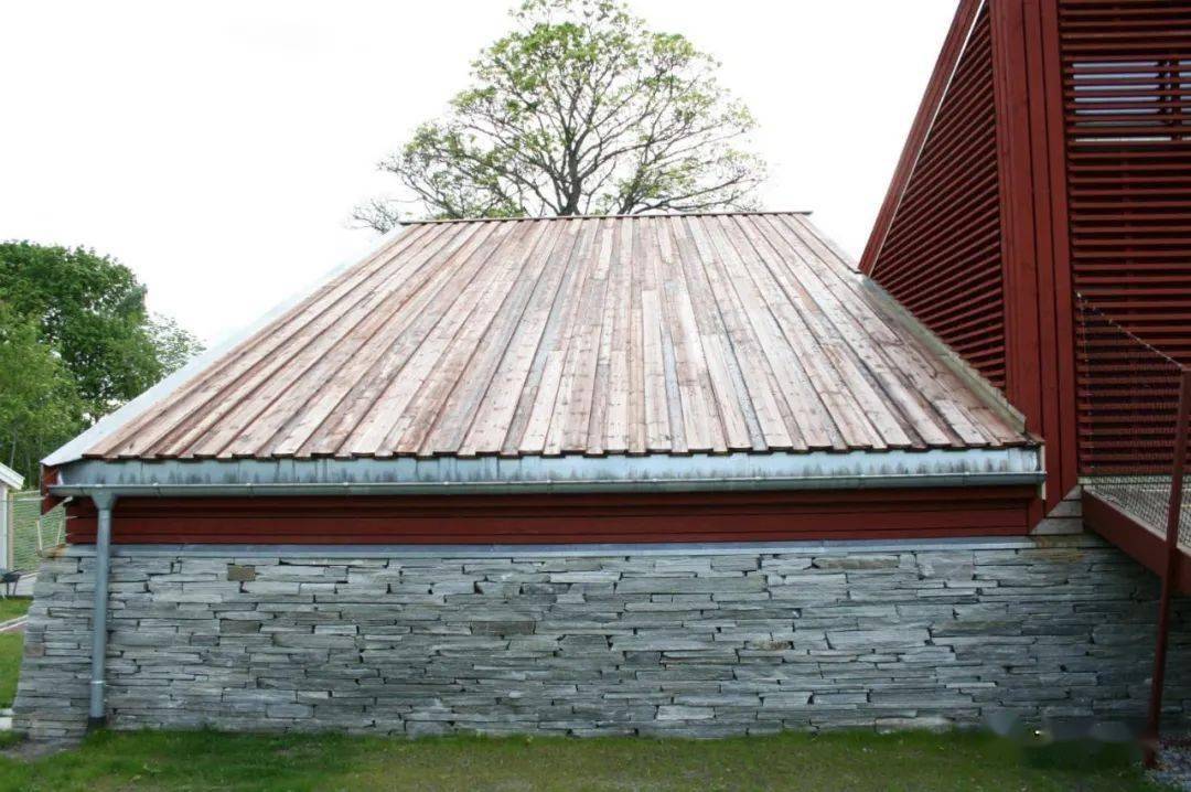 山墙上覆盖着木条.