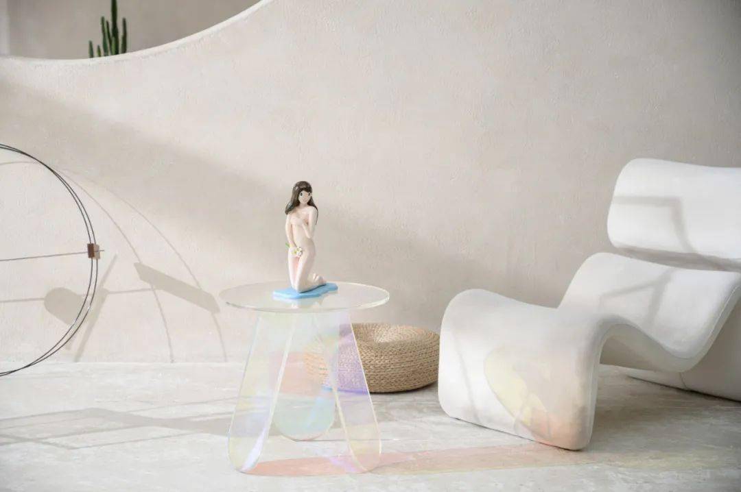 首次个展,展品包含艺术家18件原画作品,和全新限量雕塑及艺术设计家具