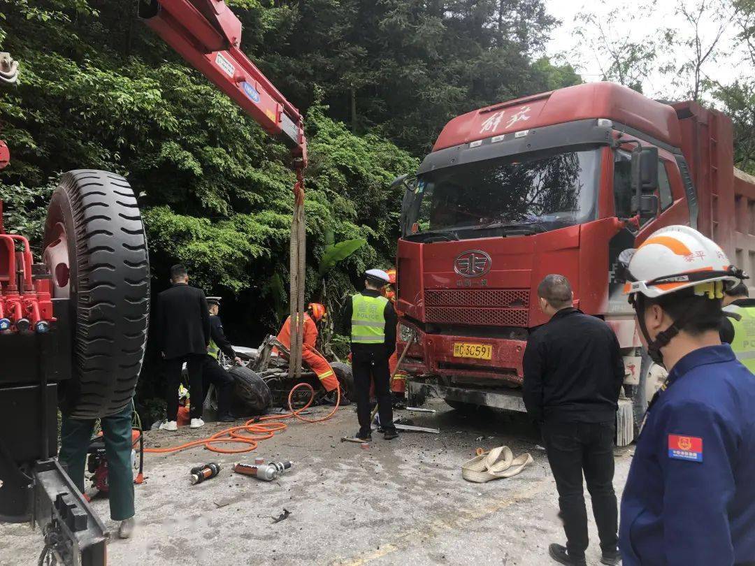 黔东南一小货车被撞飞!行车记录仪曝光事故瞬间!