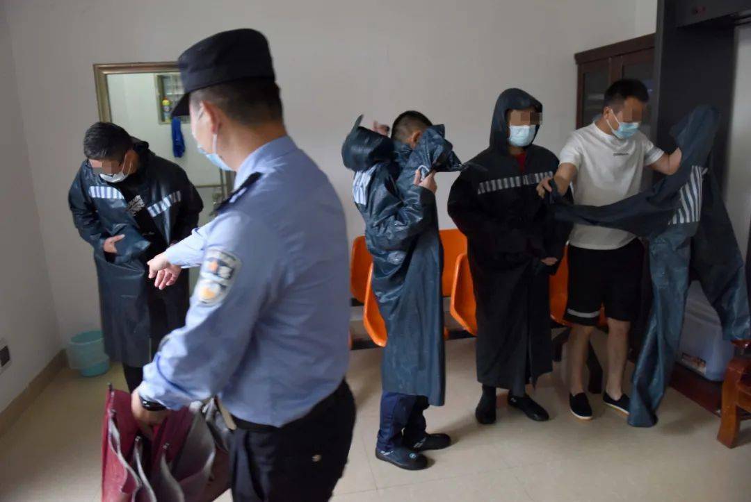 广东省武江监狱4名服刑人员刑满释放,他们在监狱警察的带领下走出监管