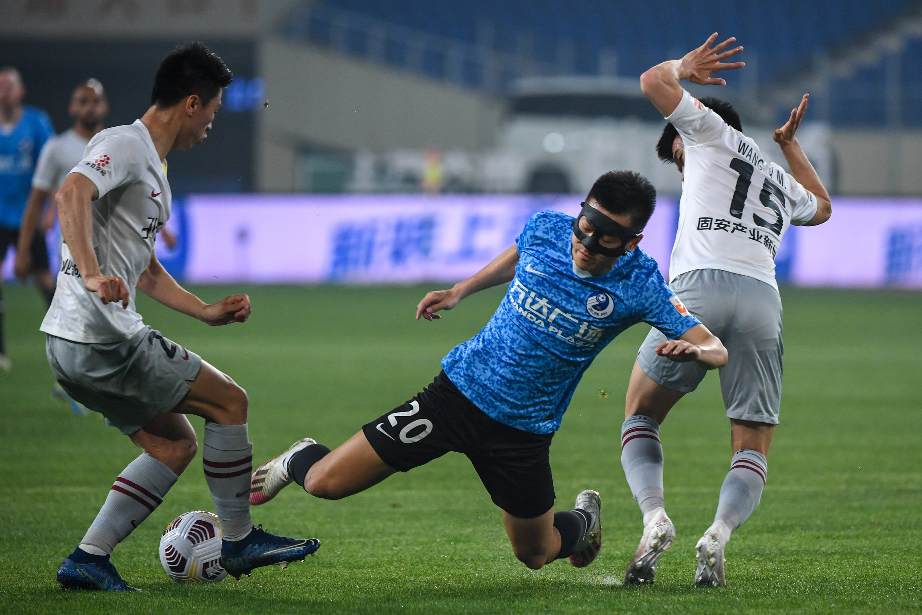 足球——中超:大连人队对阵河北队